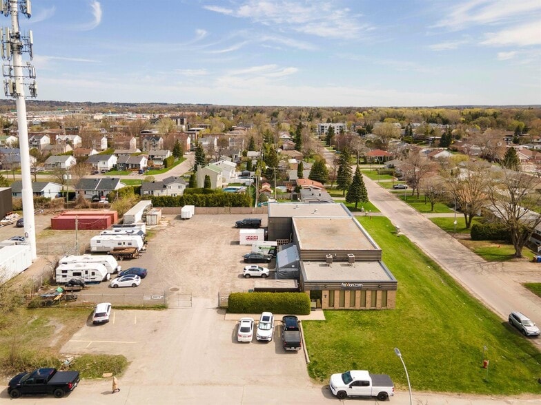 Primary Photo Of 509 Rue Papineau, Boisbriand Industrial For Sale