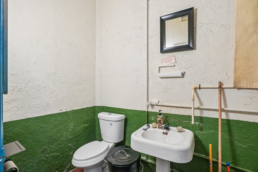 More Photos Of 1114 SE Clay St, Portland Freestanding For Sale