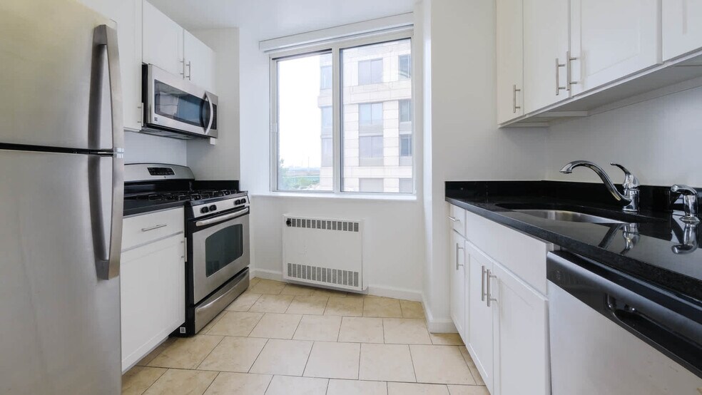 More Photos Of 180-194 Riverside Blvd, New York Apartments For Lease