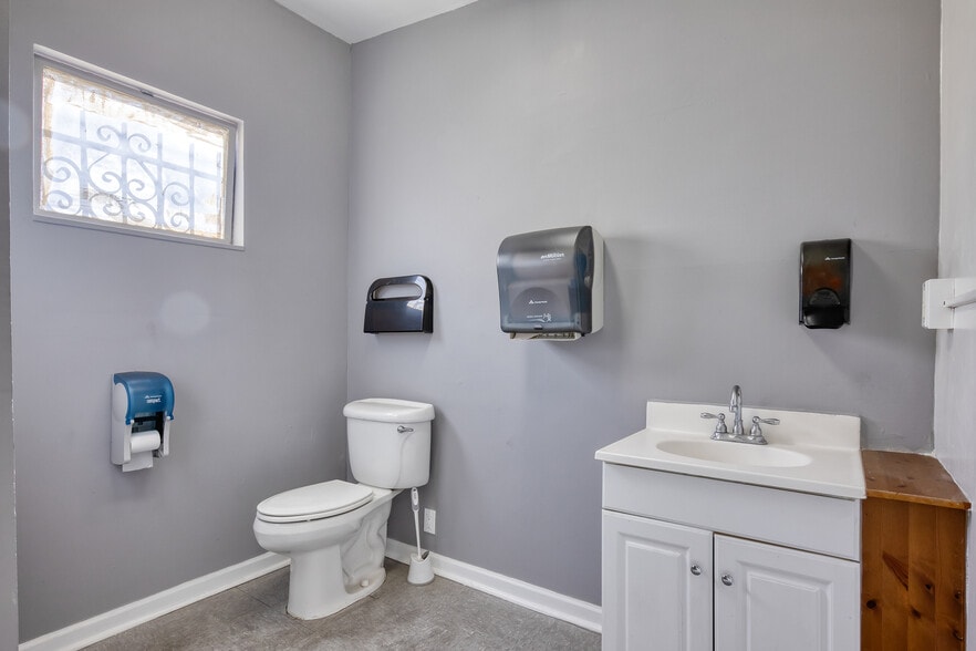 More Photos Of 2502 W 3rd St, Los Angeles Medical For Sale