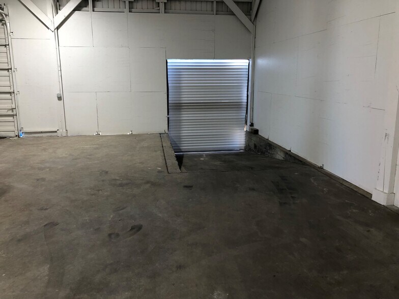 More Photos Of 10400 N Burgard Way, Portland Warehouse For Lease
