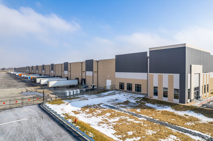 More Photos Of 20 Martha Dr, Bethel Warehouse For Lease