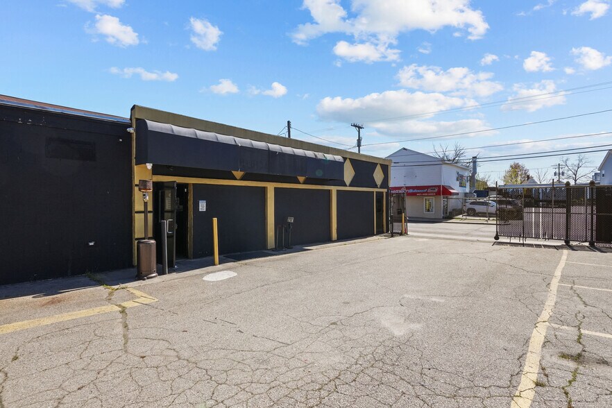 More Photos Of 727 Cranston St, Providence Bar For Sale