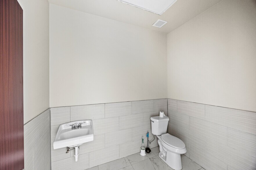 More Photos Of 23655 FM 1093, Richmond Convenience Store For Lease