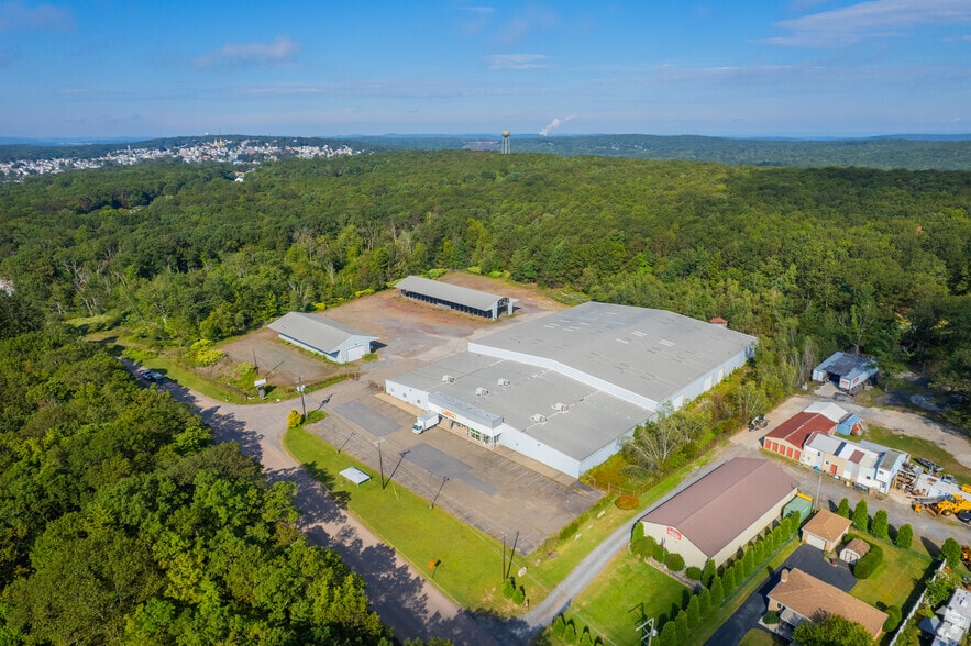 More Photos Of 166 Foster Ave, Freeland Warehouse For Lease