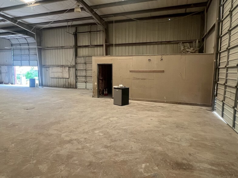 More Photos Of 4739 Don Dr, Dallas Warehouse For Lease