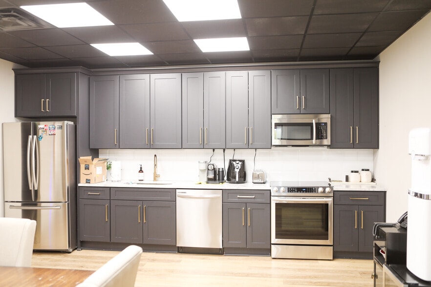 More Photos Of 3595 McCall Pl, Atlanta Distribution For Sale