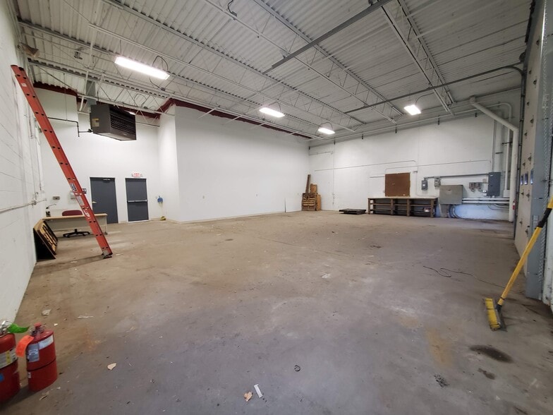 More Photos Of 238 Bay St, Queensbury Showroom For Lease