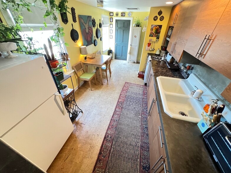 More Photos Of 1438-1442 Light St, Baltimore Showroom For Sale