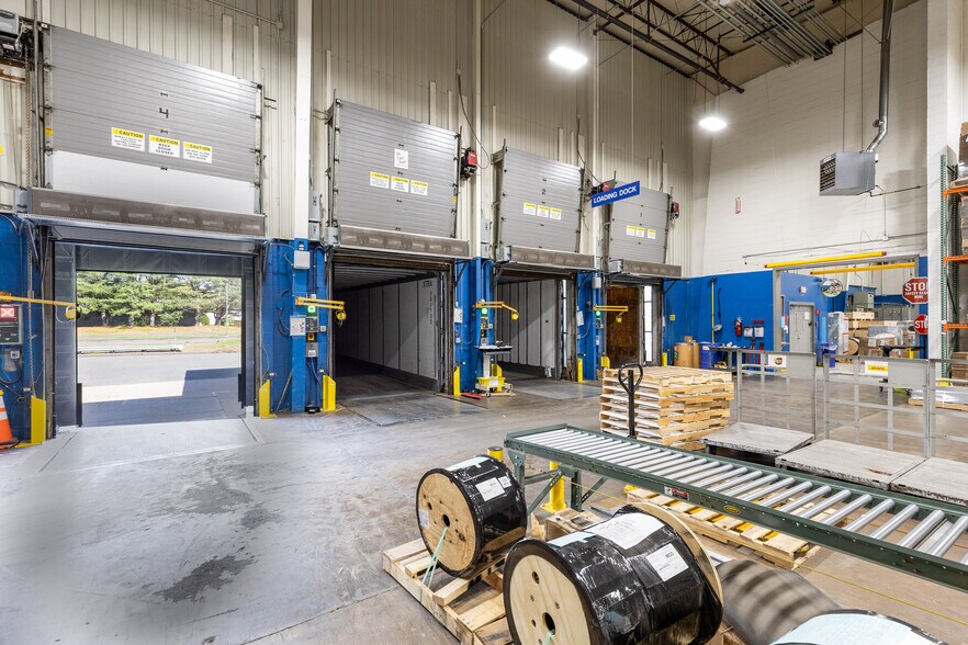 More Photos Of 212 W Newberry Rd, Bloomfield Manufacturing For Sale