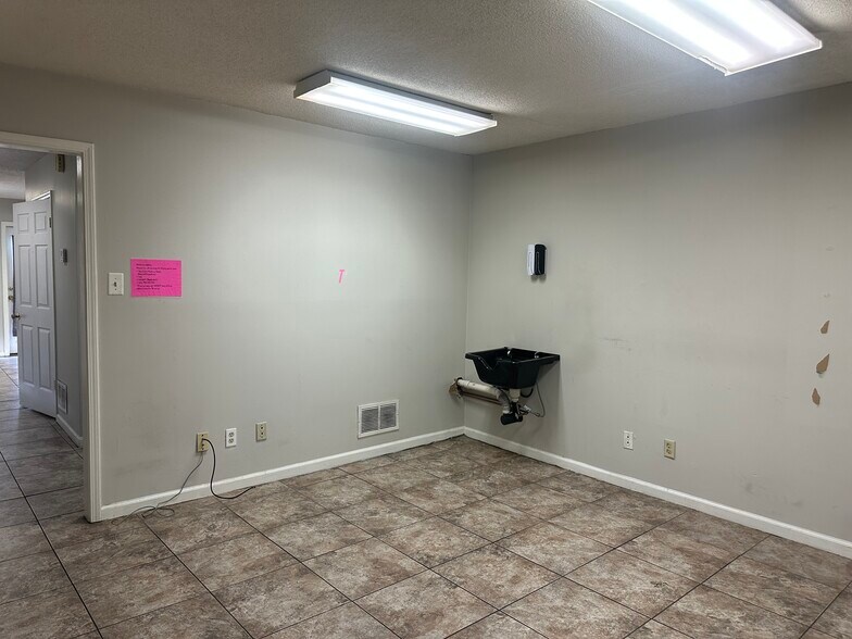 More Photos Of 5507 Winchester Rd, Memphis Office For Lease