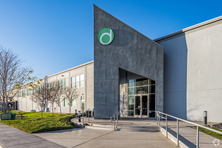 More Photos Of 2031 Optisolar Ln, Mcclellan Warehouse For Lease