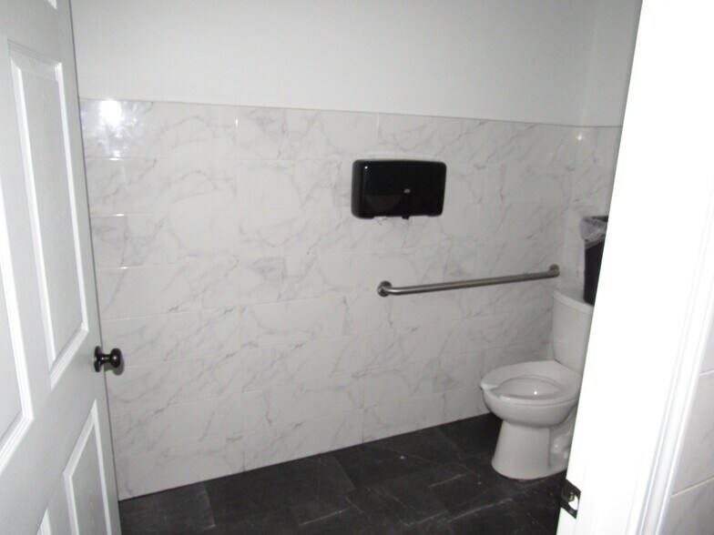 More Photos Of 802 S Main St, Belton General Retail For Sale