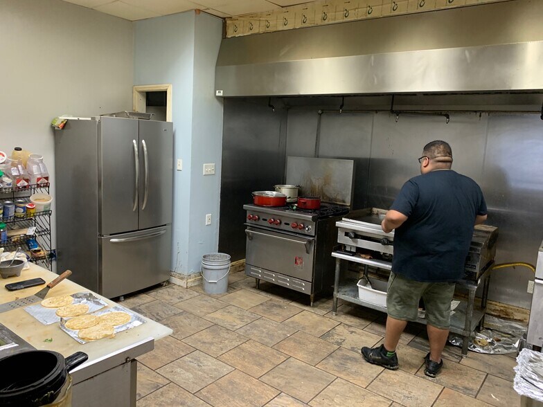 More Photos Of 12666 State Highway 31 W, Tyler Storefront For Sale