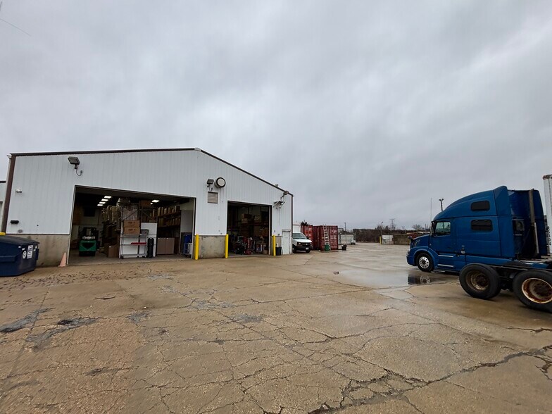 More Photos Of 9001 Hanslik Ct, Naperville Flex For Lease