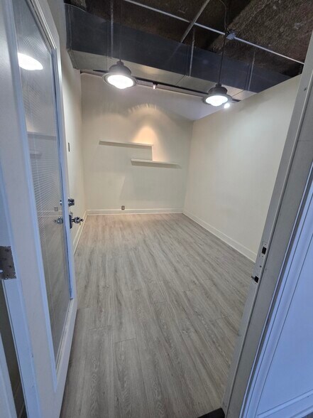 More Photos Of 401 Kamakee St, Honolulu Office For Lease