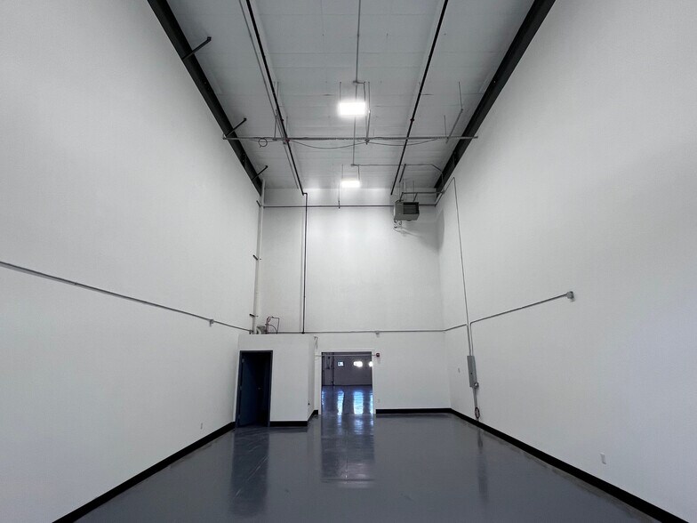 More Photos Of 106 Ledge Rd, Seabrook Warehouse For Lease