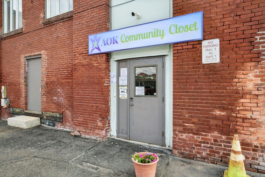 More Photos Of 4 Open Square Way, Holyoke Showroom For Lease