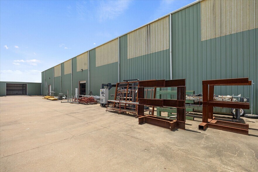 More Photos Of 905 E Broad St, Forney Manufacturing For Lease