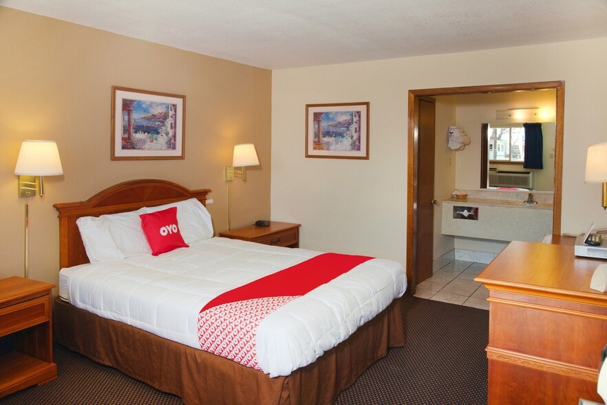 More Photos Of 823 NE Hwy 54, Guymon Hotel For Sale