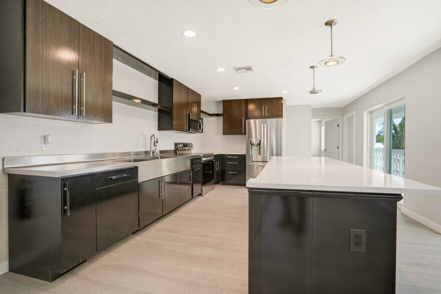 More Photos Of 2649 Lake Dr, Riviera Beach Apartments For Sale