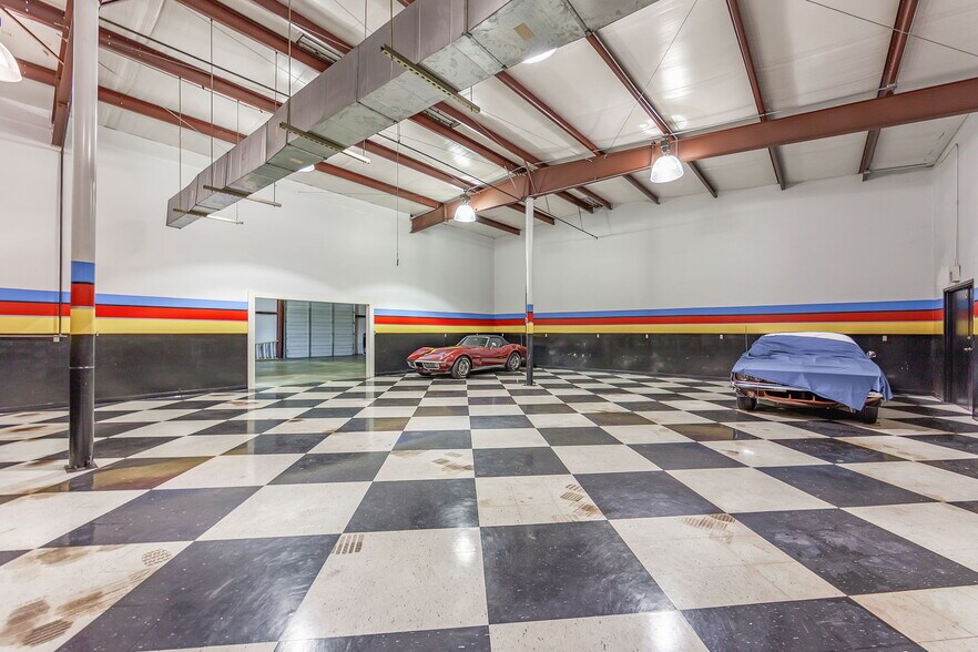 More Photos Of 39 N Madison Dr, Humboldt Showroom For Sale