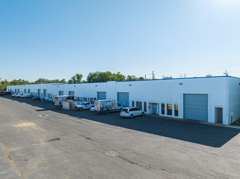 More Photos Of 14701-14707 Willard Rd, Chantilly Light Distribution For Lease