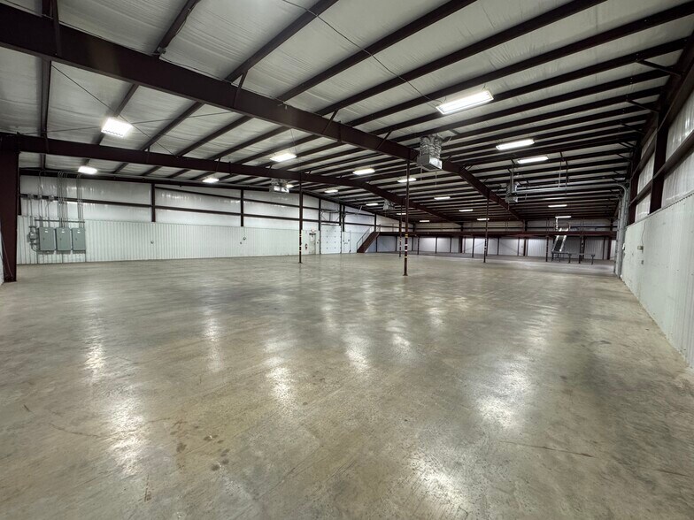 More Photos Of 130 E 9th St, Ada Warehouse For Lease