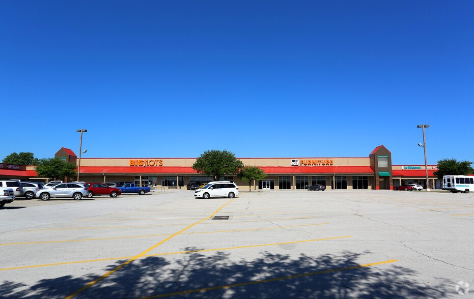 More Photos Of 1326-1392 W Main St, Lewisville Unknown For Lease