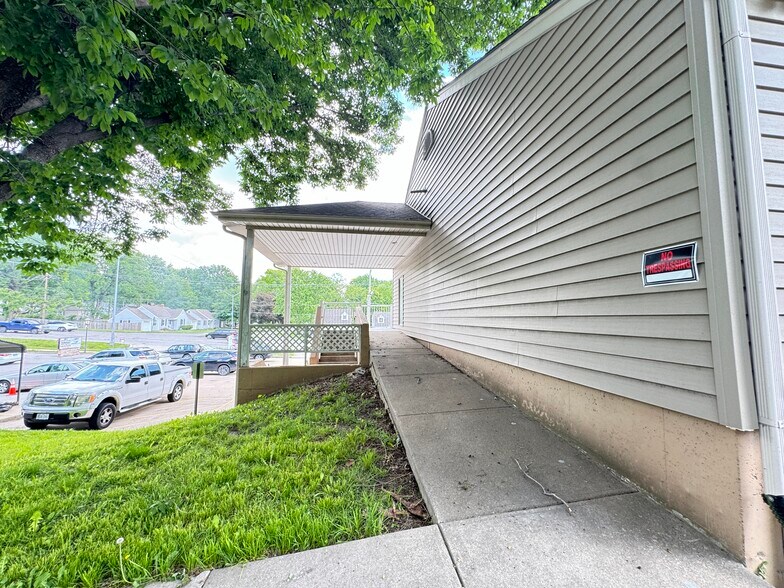 More Photos Of 4370 N Oak Trfy, Kansas City Office For Sale