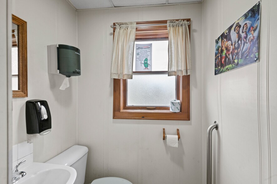 More Photos Of 1689 Day St, Greenleaf Restaurant For Sale