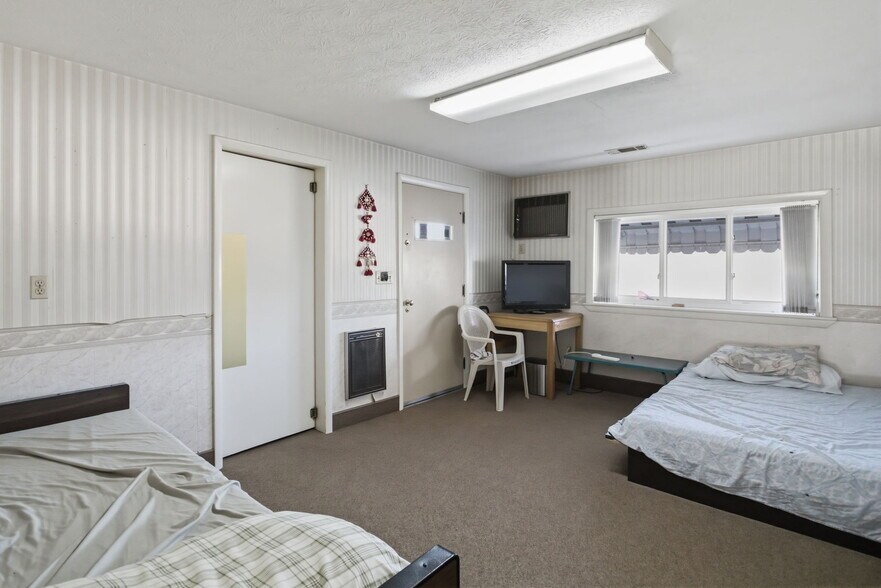 More Photos Of 501 S Breezewood Rd, Breezewood Specialty For Sale