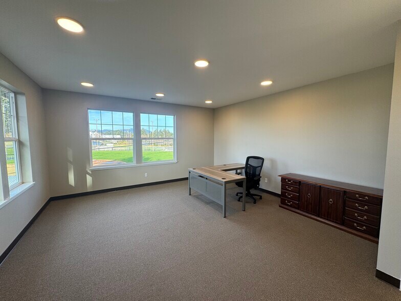 More Photos Of 2210 NE 22nd St, Lincoln City Office For Lease
