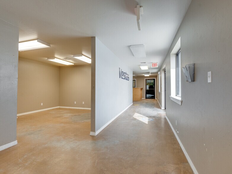 More Photos Of 122 N Hickory, Roff Flex For Sale