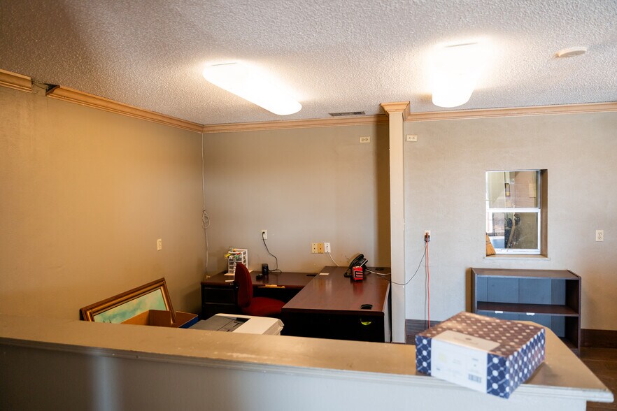 More Photos Of 1616 N Interstate 35 N, Lancaster Flex For Sale