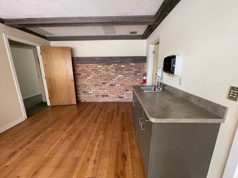 More Photos Of 925 N Michigan Ave, Saginaw Medical For Sale