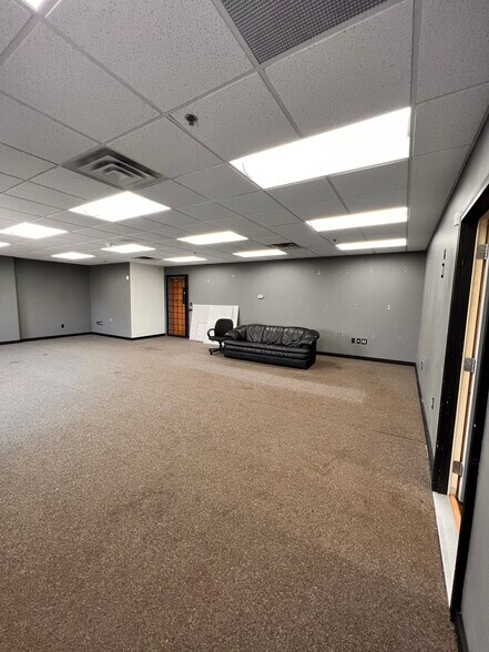 More Photos Of 8555 W 123rd St W, Savage Flex For Lease