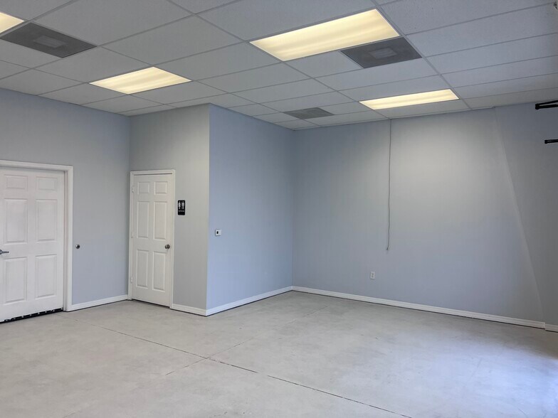 More Photos Of 28360 Old 41 Rd, Bonita Springs Showroom For Sale