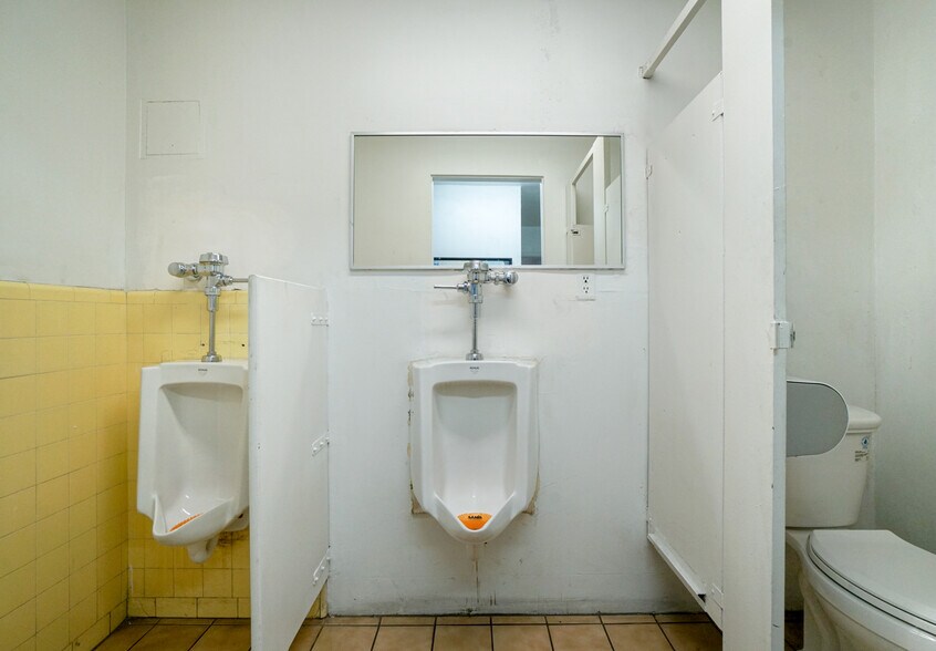 More Photos Of 13501 S Main St, Los Angeles Warehouse For Lease