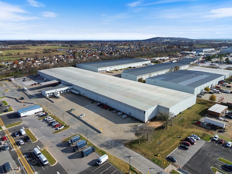 More Photos Of 419 S Lincoln St, Lowell Showroom For Lease