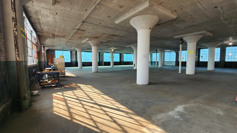 More Photos Of 4806 Hamilton Ave, Cleveland Flex For Sale