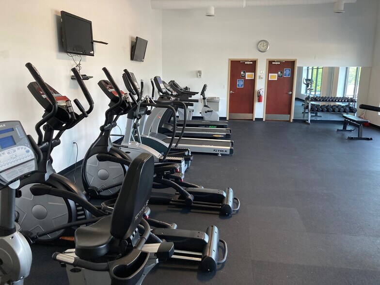 More Photos Of 7887 Hub Pky, Valley View Office For Lease