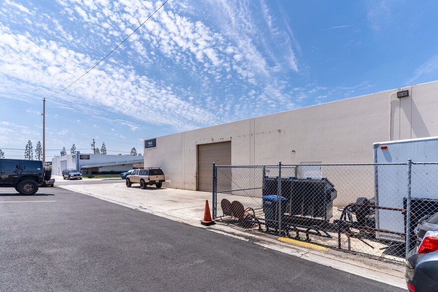 More Photos Of 931-945 W Hoover Ave, Orange Manufacturing For Lease