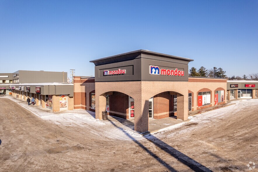 More Photos Of 5333 Boul Laurier, Terrebonne Unknown For Lease