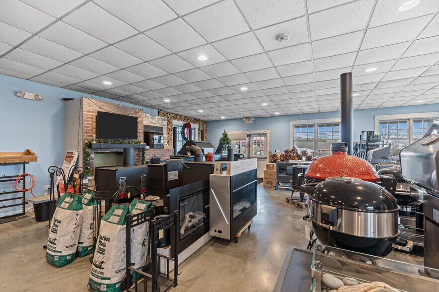 More Photos Of 1960 E Main Rd, Portsmouth Freestanding For Sale