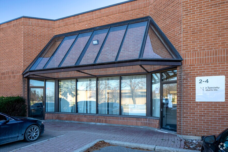 More Photos Of 1750 Courtneypark Dr E, Mississauga Showroom For Lease