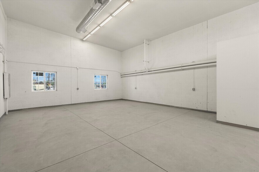 More Photos Of 7018 1/2 Darby Ave, Reseda Industrial For Lease