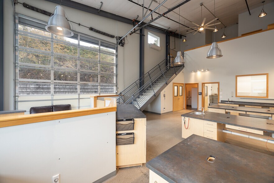 More Photos Of 909 Squalicum Way, Bellingham Flex For Sale