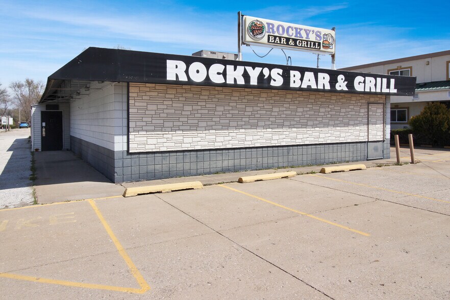 Primary Photo Of 1420 W Jackson St, Macomb Restaurant For Sale