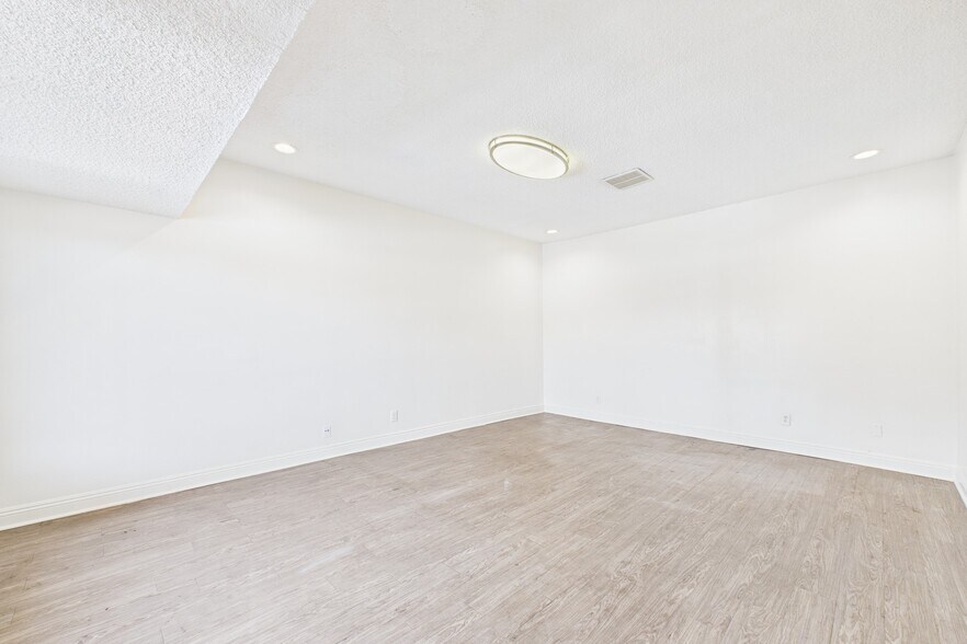 More Photos Of 13615 Victory Blvd, Van Nuys Office For Lease